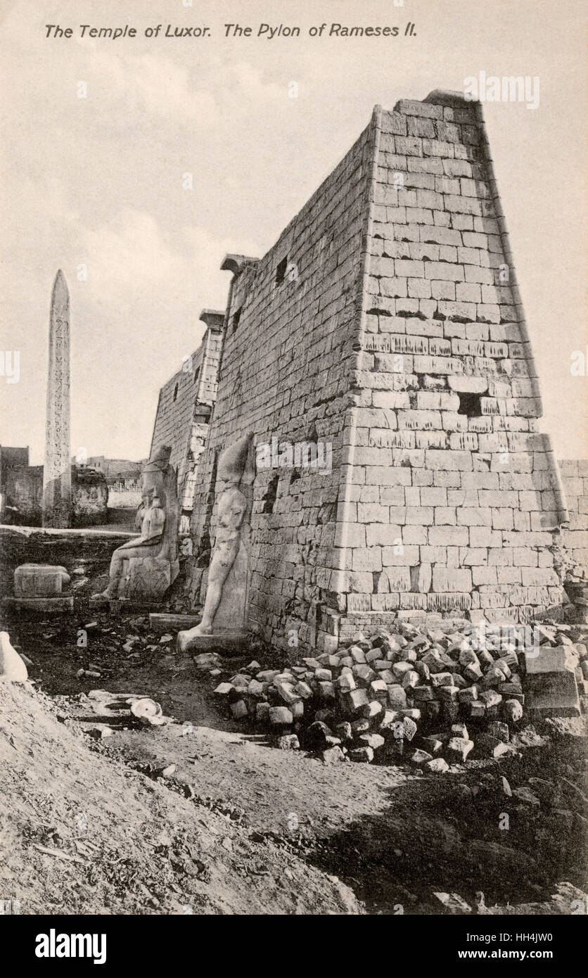 Entrée pylône de Ramsès II dans le Temple de Louxor, Égypte Banque D'Images