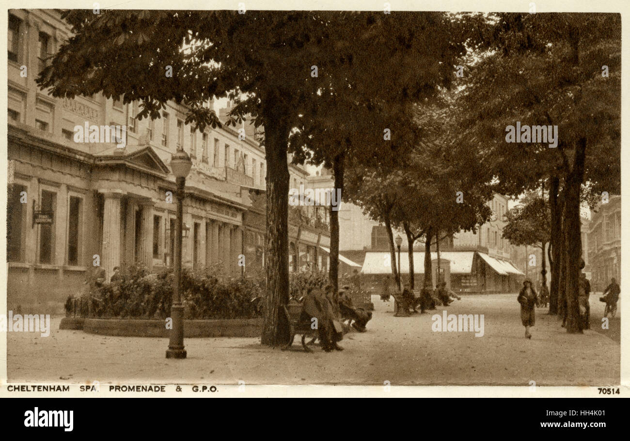 Cheltenham, GLOUCESTERSHIRE - Promenade et bureau de poste. Banque D'Images