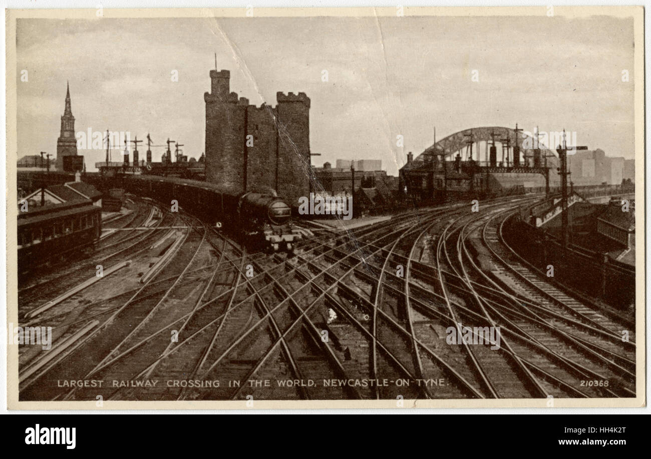 Newcastle sur Tyne Railway Crossing (alors la plus grande traversée de ce type dans le monde) Château de Newcastle et éloigné de la vue misty Tyne Bridge (qui a ouvert ses portes en 1928). Banque D'Images