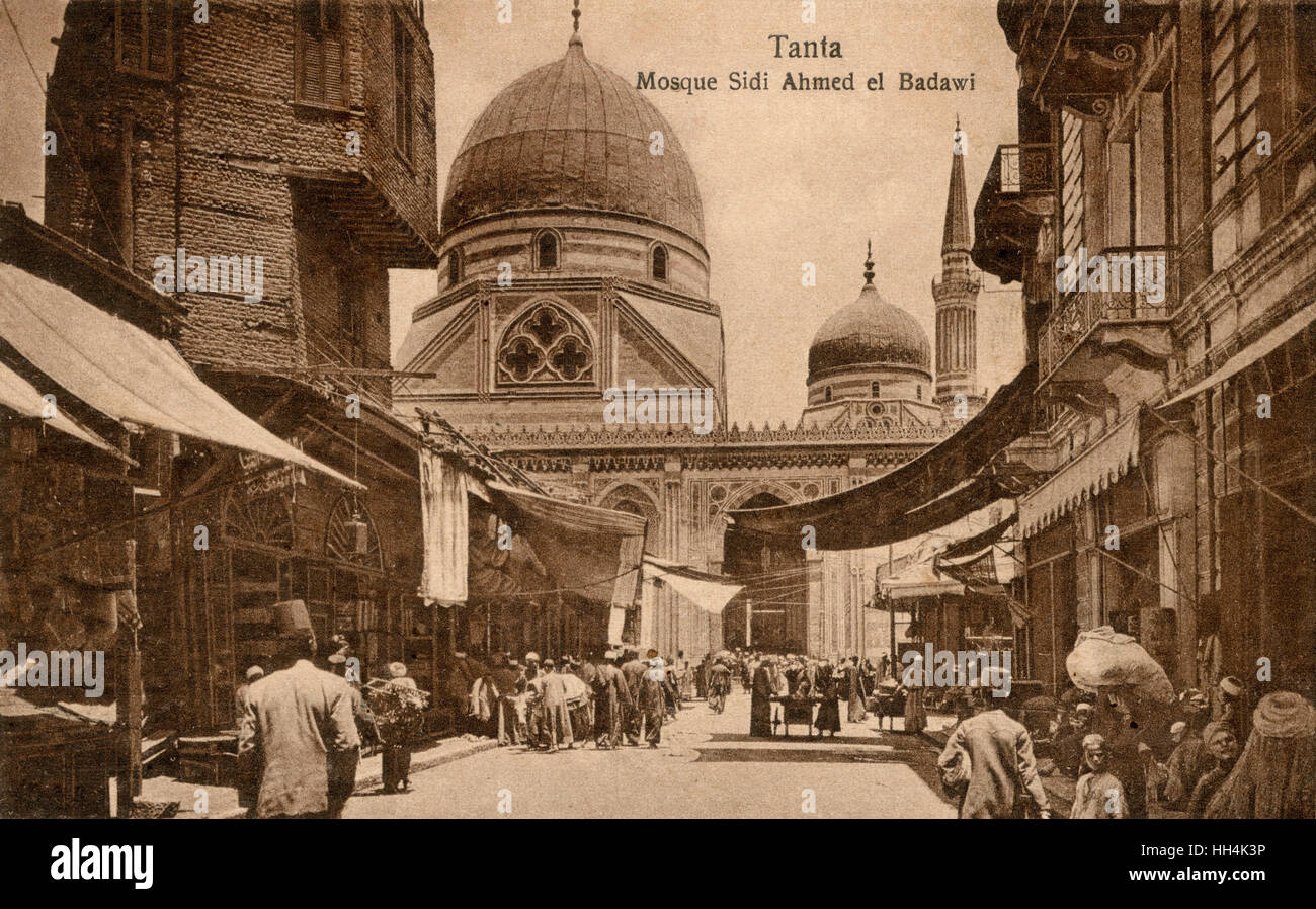 Vue sur la Mosquée de Sayid Ahmed el Badawi à partir d'une rue voisine de Tanta, une ville située dans le delta du Nil en Égypte. El Badawi a été le fondateur de l'une des plus grands ordres soufis appelée Badawiya qui avait trouvé une grande suite de Tanta. Banque D'Images