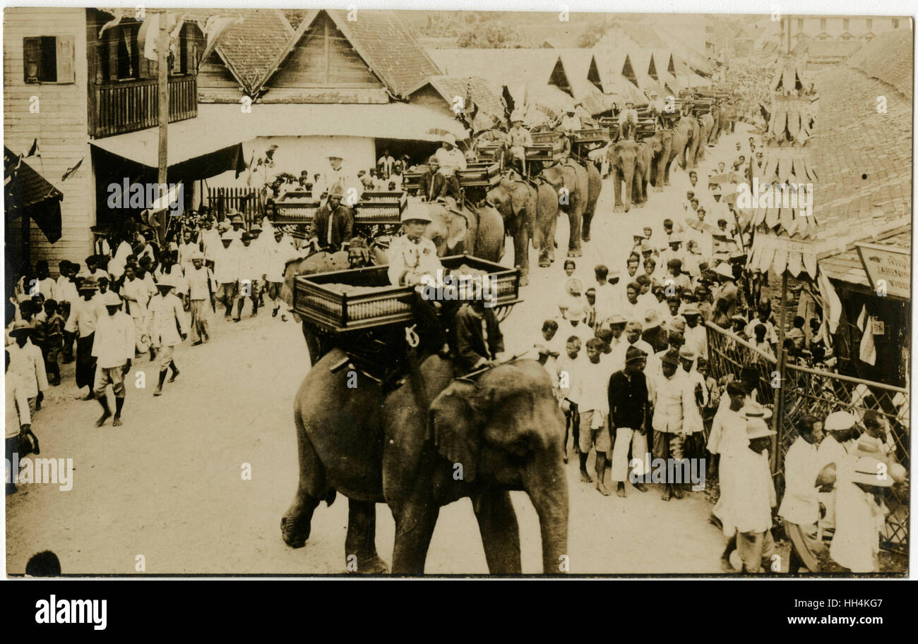 Procession de dignitaires sur des éléphants - Singapour Banque D'Images