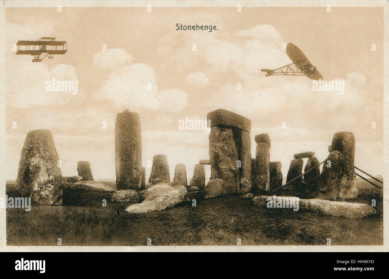 Début de l'avion militaire britannique de manoeuvres dans la plaine de Salisbury - photographié ici au-dessus de Stonehenge (Wiltshire). L'avion sur la gauche est un biplan Bristol Boxkite. Quatre ont été achetés en 1911 par le ministère de la guerre et des exemples ont été vendus à la Russie et l'Austra Banque D'Images