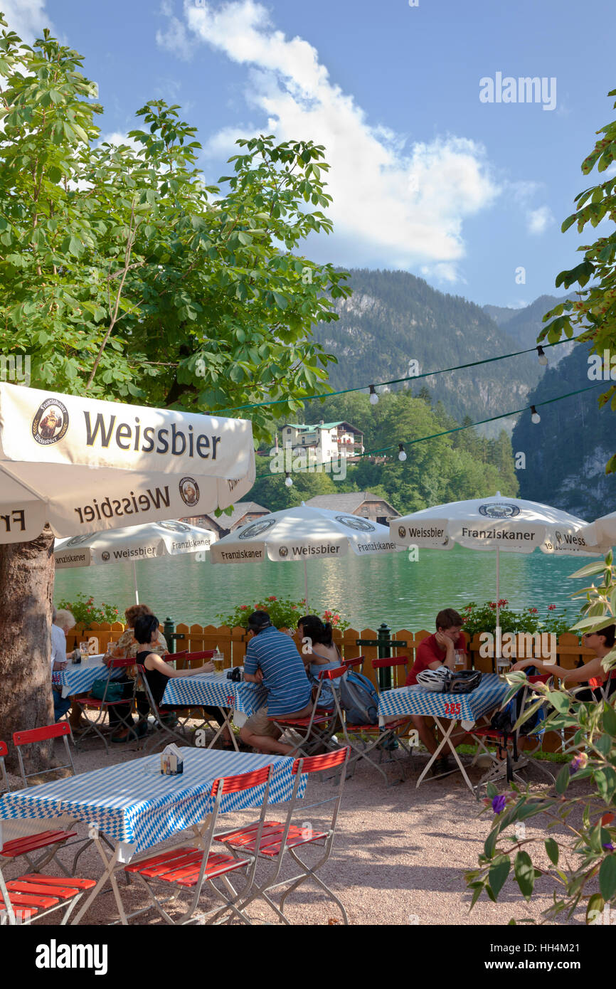 Biergarten au lac Königsee, Berchtesgaden, en Bavière, Allemagne, dans un cadre ensoleillé et chaude journée d'été. Café en plein air. Banque D'Images