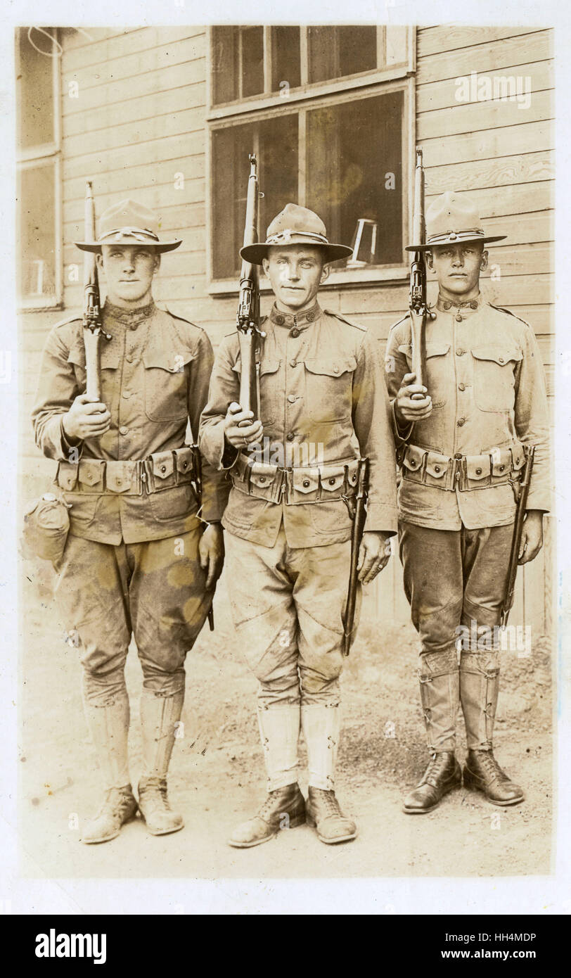 Trois soldats américains (connu sous le nom Doughboys) à Camp Dodge, Iowa, États-Unis, au cours de la Première Guerre mondiale, avec des fusils Enfield 1917. Ils faisaient partie de la 352e d'infanterie, 88e Division, qui a servi en Alsace, France. L'homme au milieu est Willner Eugene Sande Banque D'Images