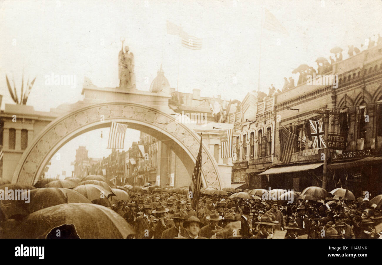 Passage de la victoire et défilé militaire d'après-guerre, Main Street, Oshkosh, Wisconsin, USA, 16 mai 1919, avec le 150e bataillon de mitrailleurs, 42e Division. Banque D'Images