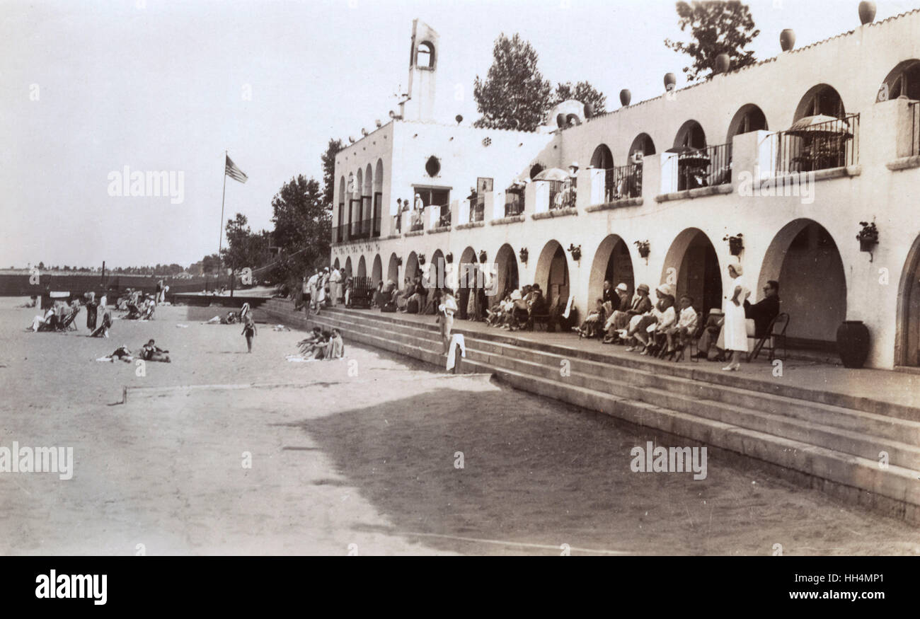 Restaurant de style hacienda sur le front de mer à Playas de Tijuana, au Mexique, à au nord vers la frontière avec les États-Unis (marquée par le drapeau américain), à l'époque de la Prohibition. Banque D'Images