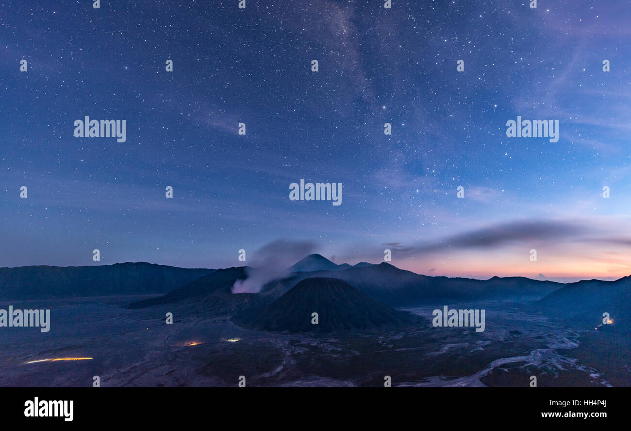 Ciel de nuit avec des étoiles, volcan fumant Mont Gunung Bromo, Batok Montage à l'avant, monter à l'arrière, le Mont Kursi Gunung Semeru, Bromo Banque D'Images