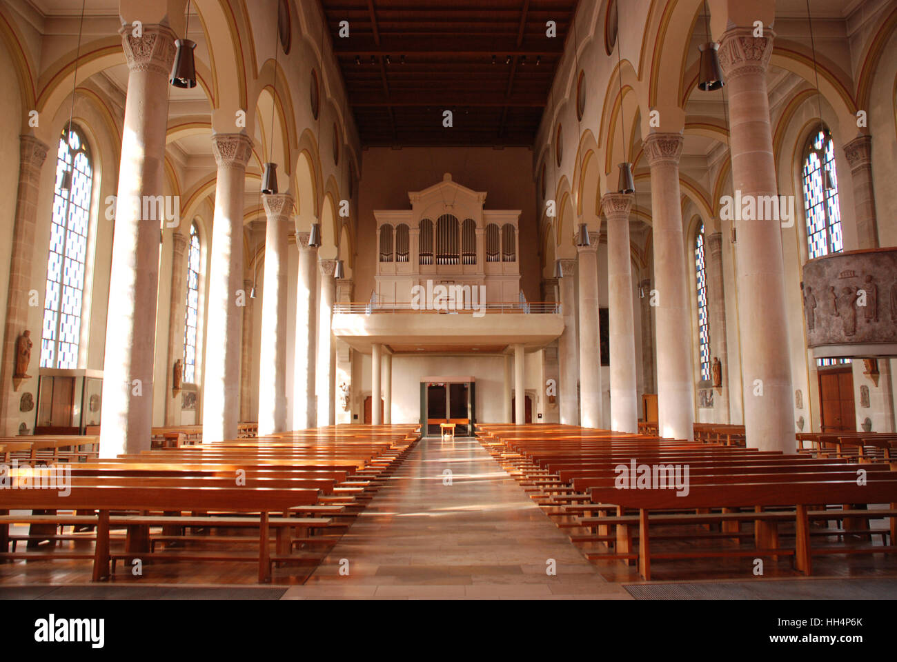 L'intérieur de l'Église romaine katholic pc. Petrus et Paulus "Filderdom" Neuhausen sur le Fildern Baden Württemberg Allemagne Banque D'Images