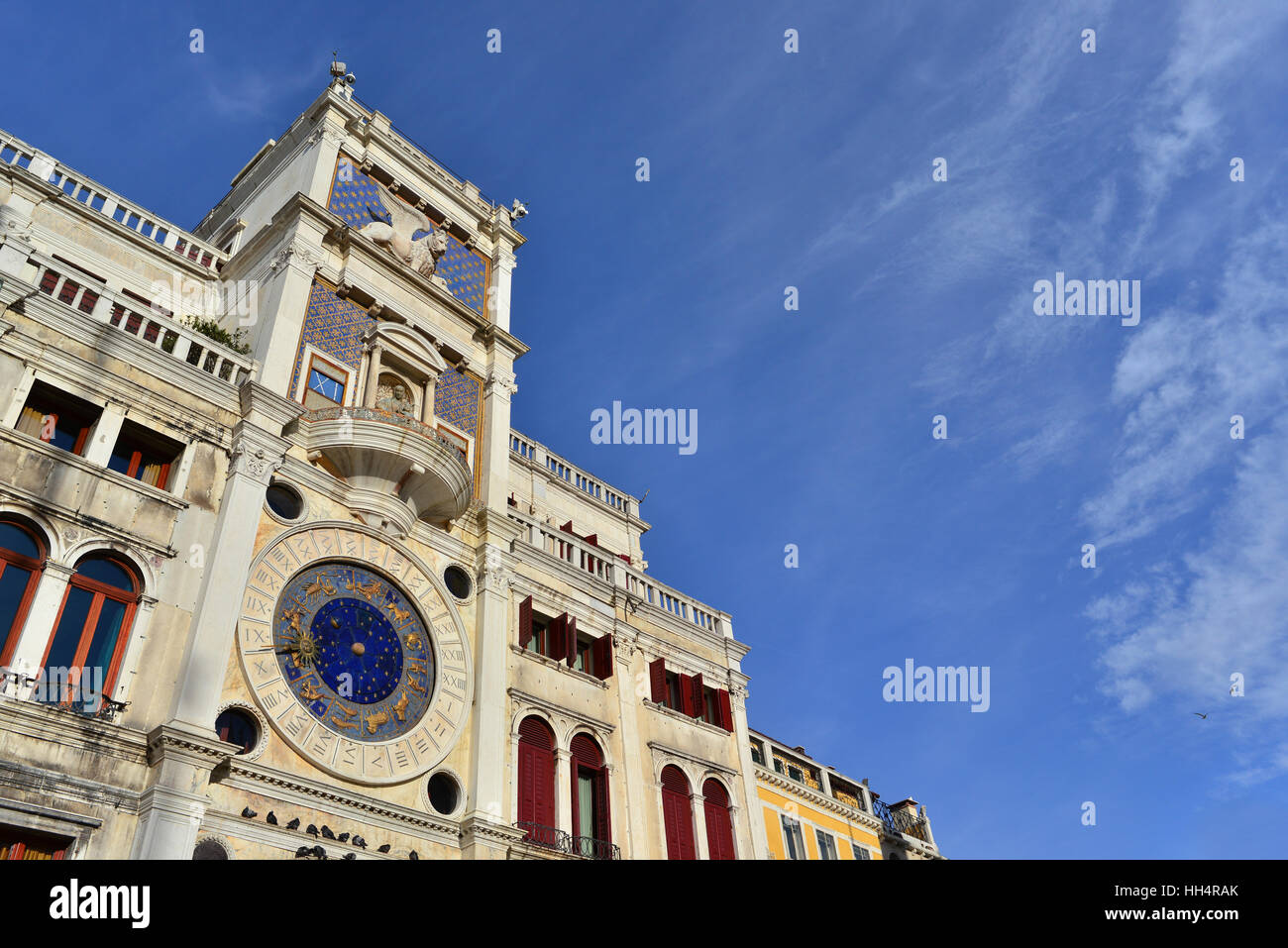 Place Saint Marc vieille tour de l'horloge avec ciel bleu et nuages Banque D'Images