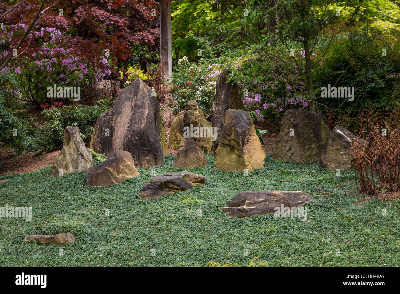Pierres debout dans un jardin luxuriant Banque D'Images