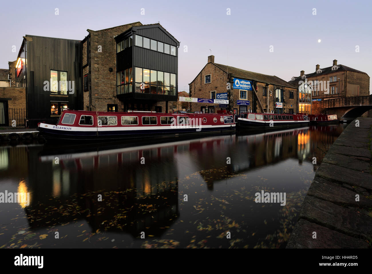 L'automne, Novembre, Octobre, Narrowboats sur le canal de Leeds à Liverpool, ville de Skipton, North Yorkshire, England, UK Banque D'Images