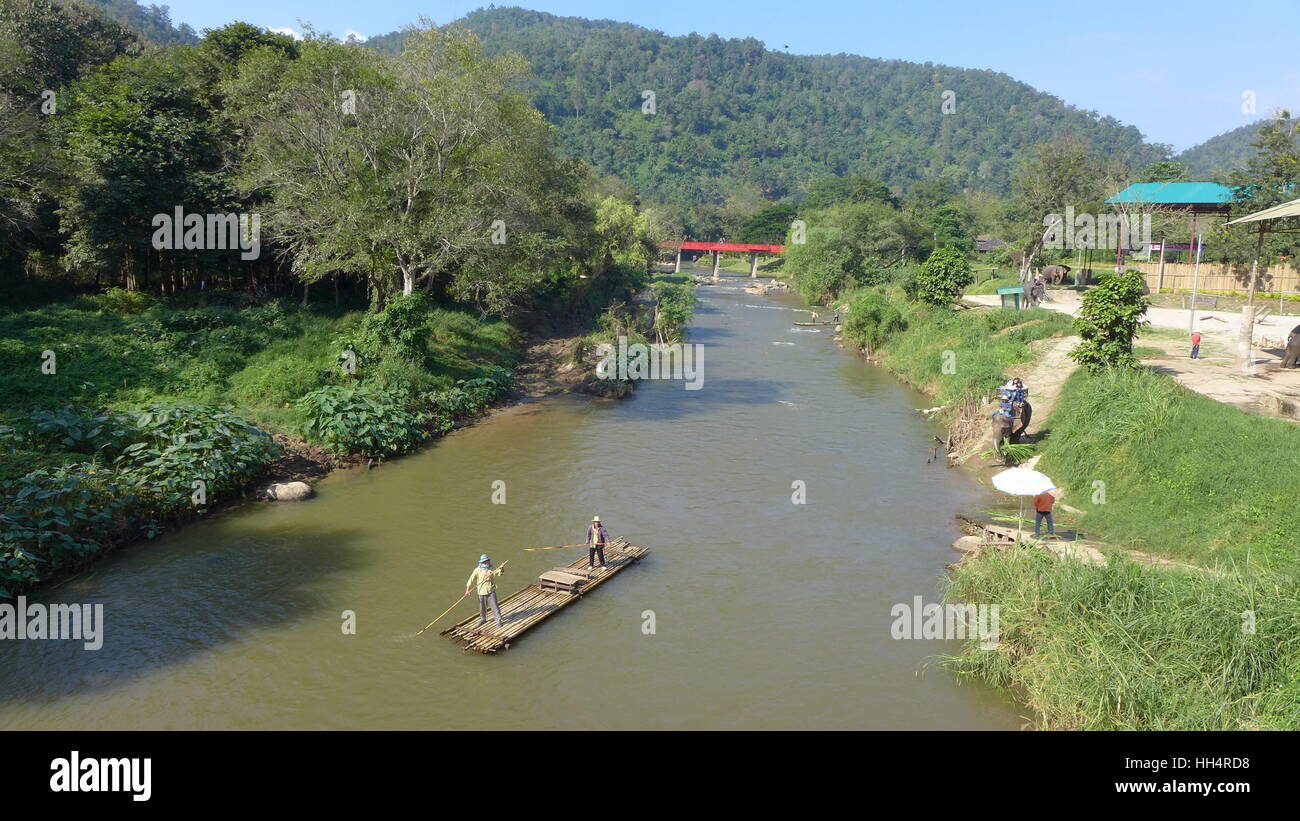 En radeau de bambou sur la rivière Mae Thaeng, Chiang Mai Thaïlande Banque D'Images