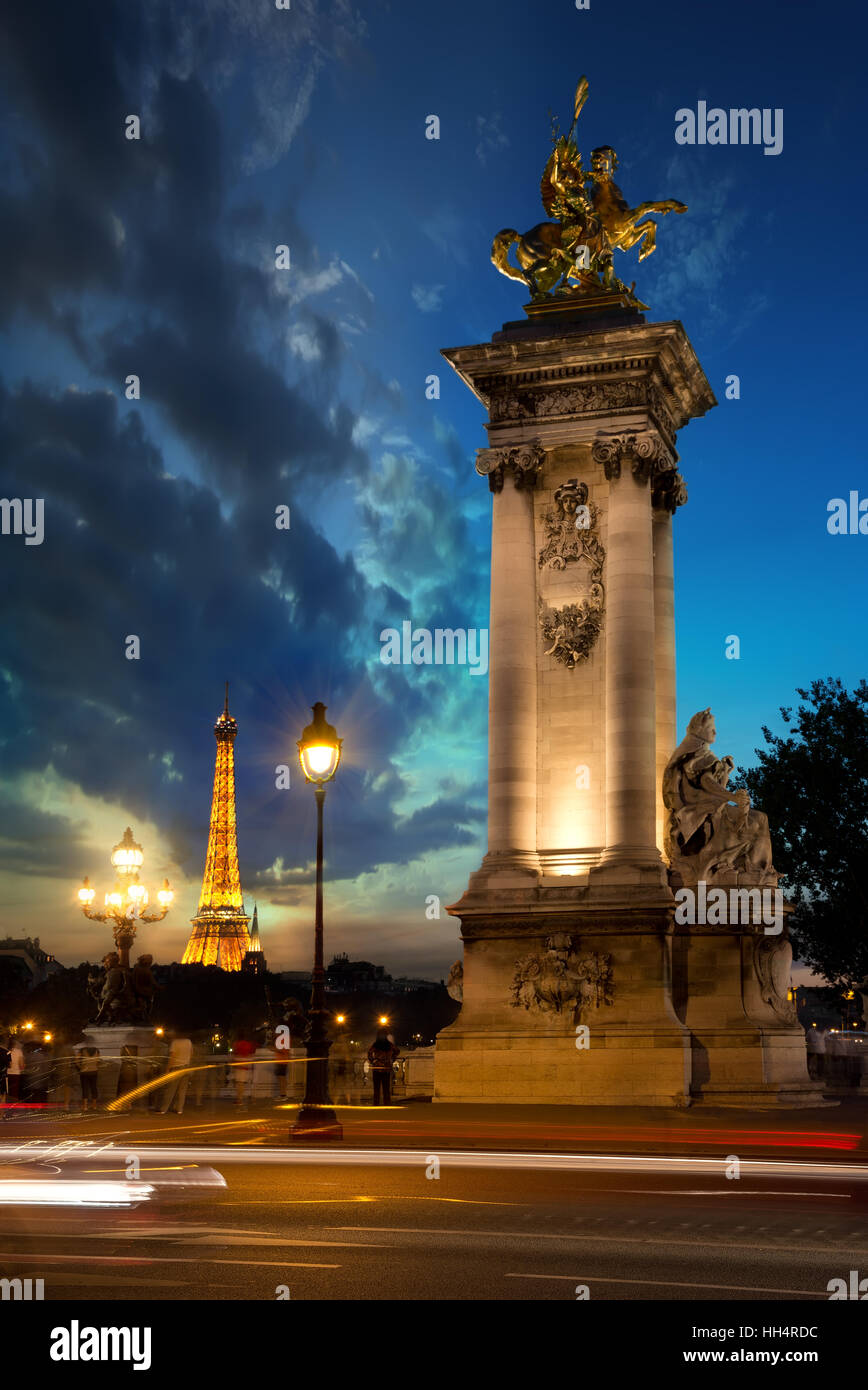 PARIS, FRANCE - 25 août 2016 : Colonne sur pont Alexandre III et la Tour Eiffel au coucher du soleil à Paris, France Banque D'Images