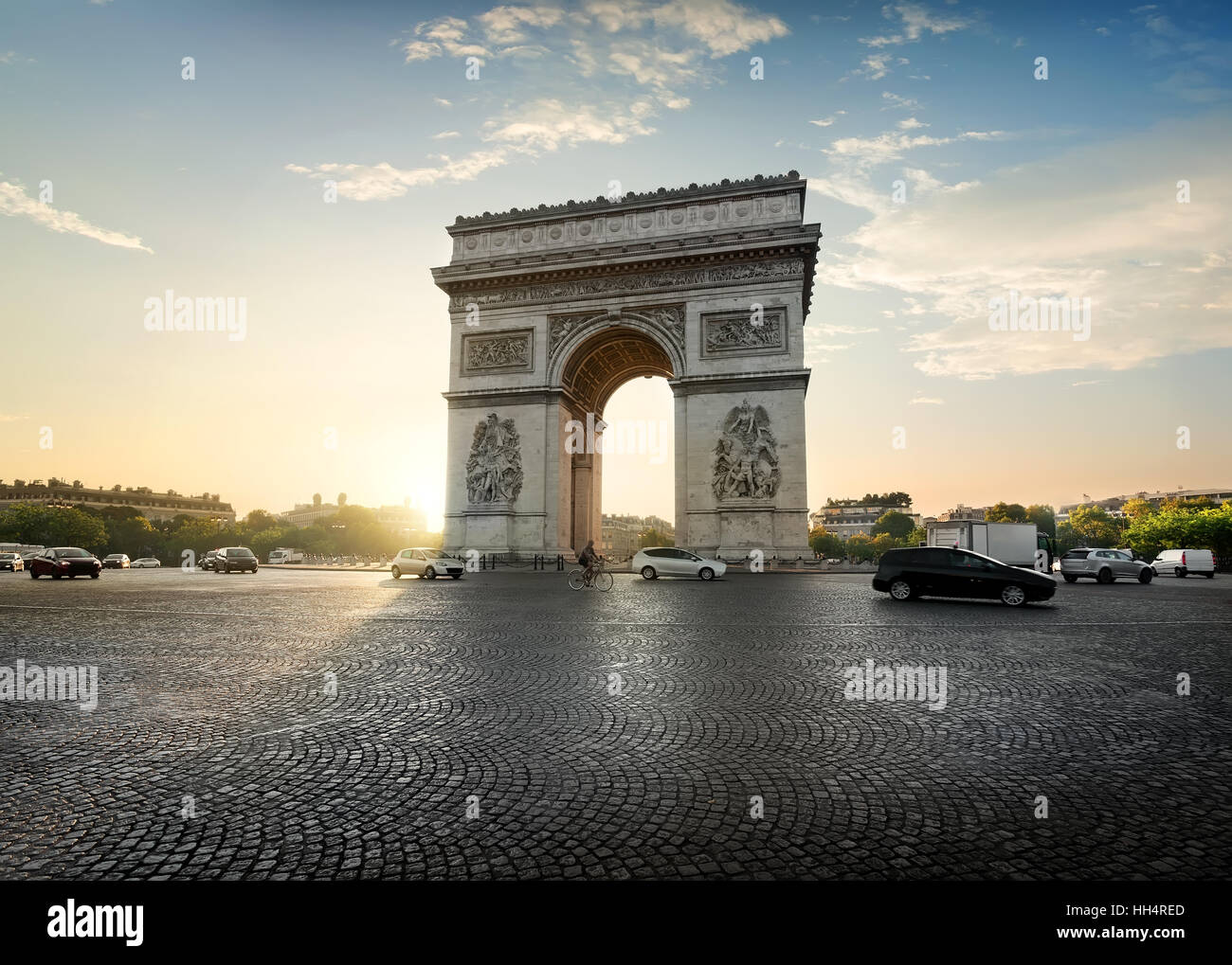 Le trafic sur l'Avenue de la Grande Armée près de l'Arc de Triomphe à Paris, France Banque D'Images