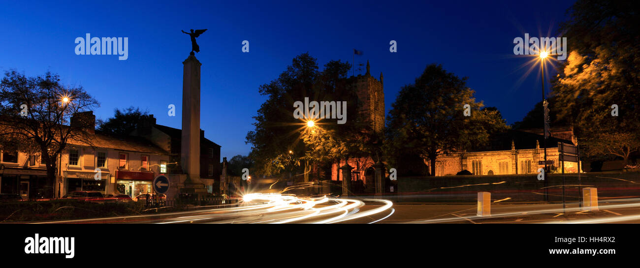 La nuit, car des sentiers, l'War Memorial ; ville de Skipton, Yorkshire du Nord, Angleterre, Royaume-Uni Banque D'Images