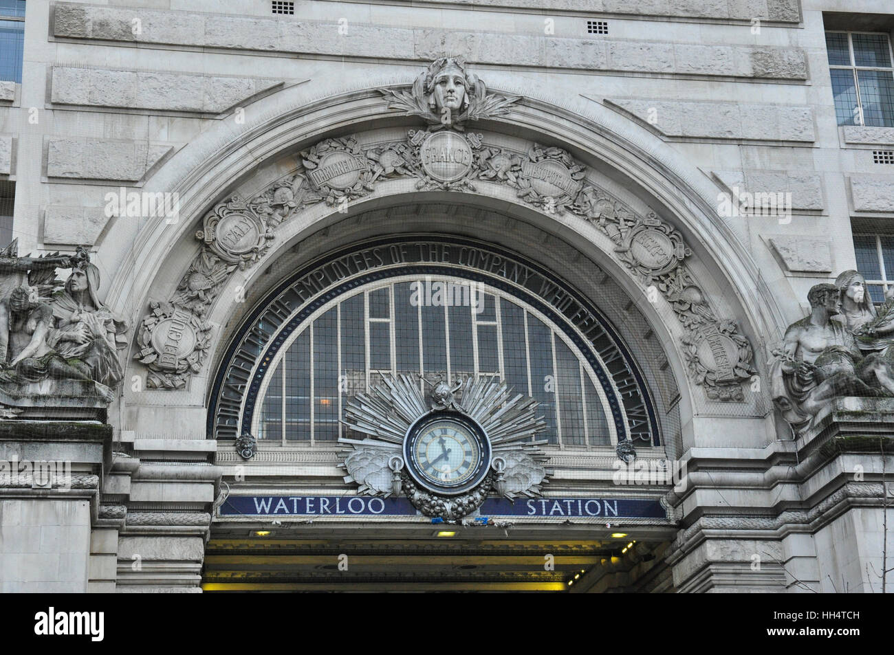 Passage de la victoire à l'entrée de la gare de Waterloo, London, England, UK Banque D'Images
