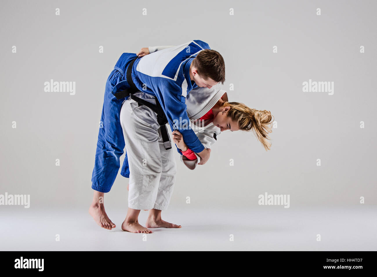 Les deux judokas en posant des combattants sur gris Banque D'Images