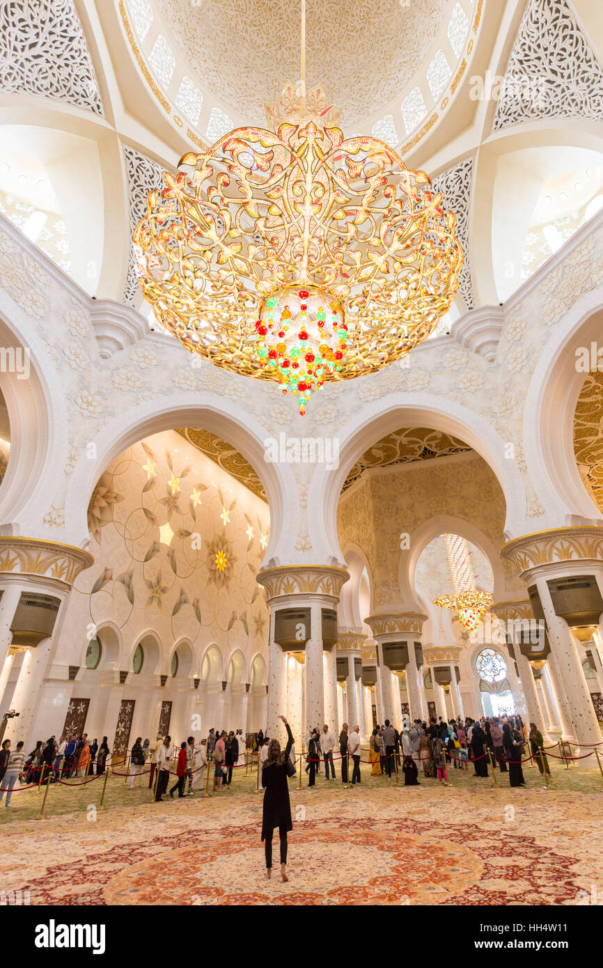 Magnifique intérieur de la Grande Mosquée Sheikh Zayed à Abu Dhabi, EAU. Banque D'Images