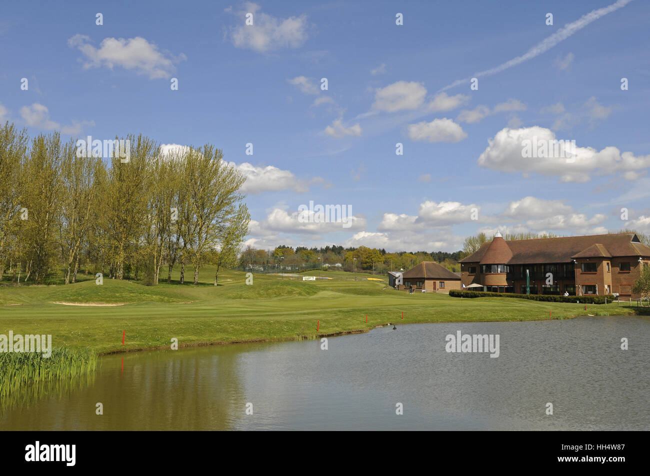 Vue sur le lac à 18ème green et le club-house Birchwood Park Golf Club Kent England Banque D'Images