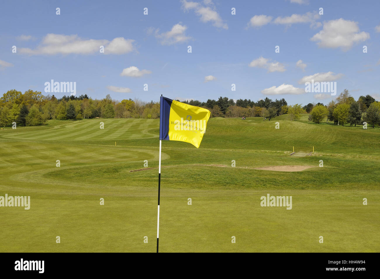 Vue sur 9e vert avec un drapeau à l'allée Birchwood Park Golf Club Kent England Banque D'Images