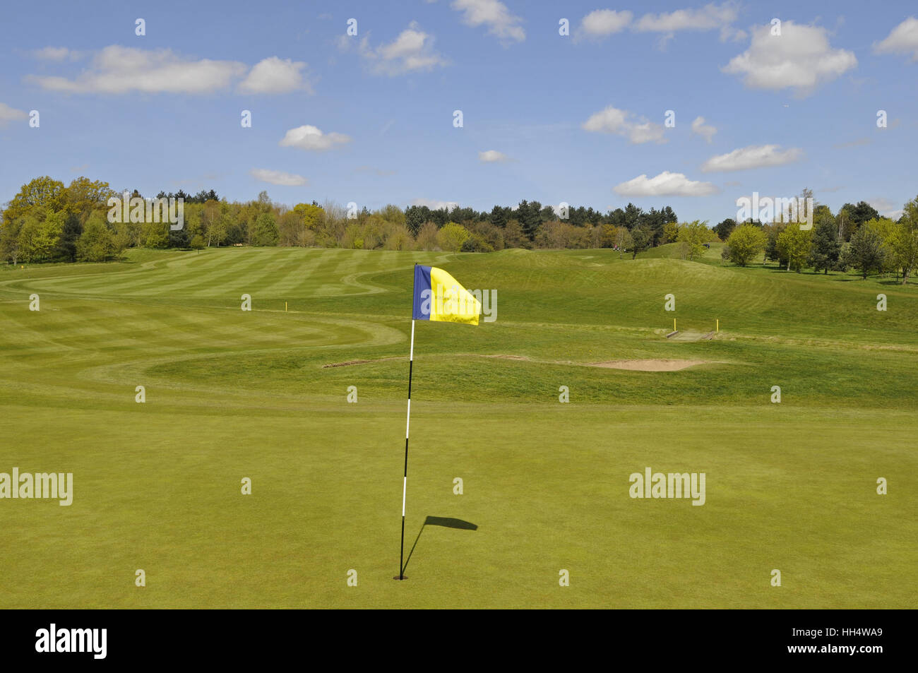 Vue sur 9e vert avec un drapeau à l'allée Birchwood Park Golf Club Kent England Banque D'Images