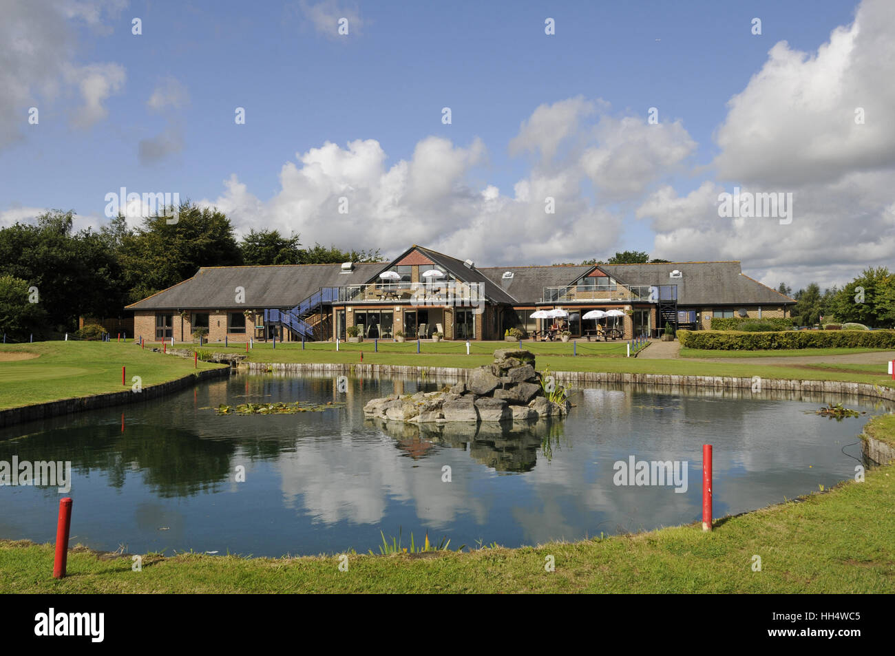 Vue sur l'étang à côté du 18ème green du Clubhouse, Bletchingley Golf Club Surrey England Banque D'Images