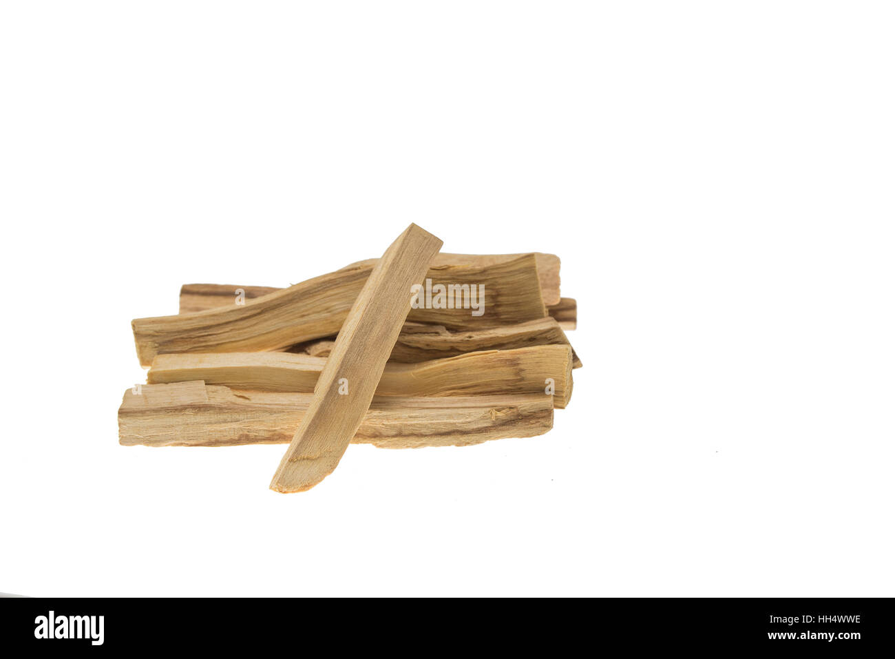Pile de palo santo ou saint bois isolé sur fond blanc Banque D'Images