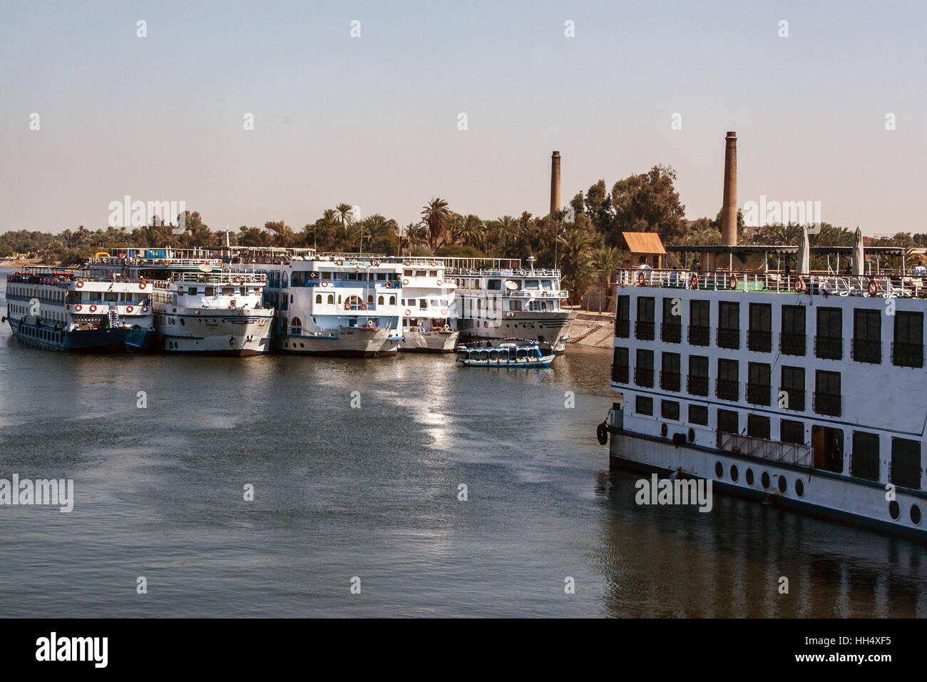 Bateaux touristiques côte à côte à la populaire s'arrête le long du Nil Banque D'Images
