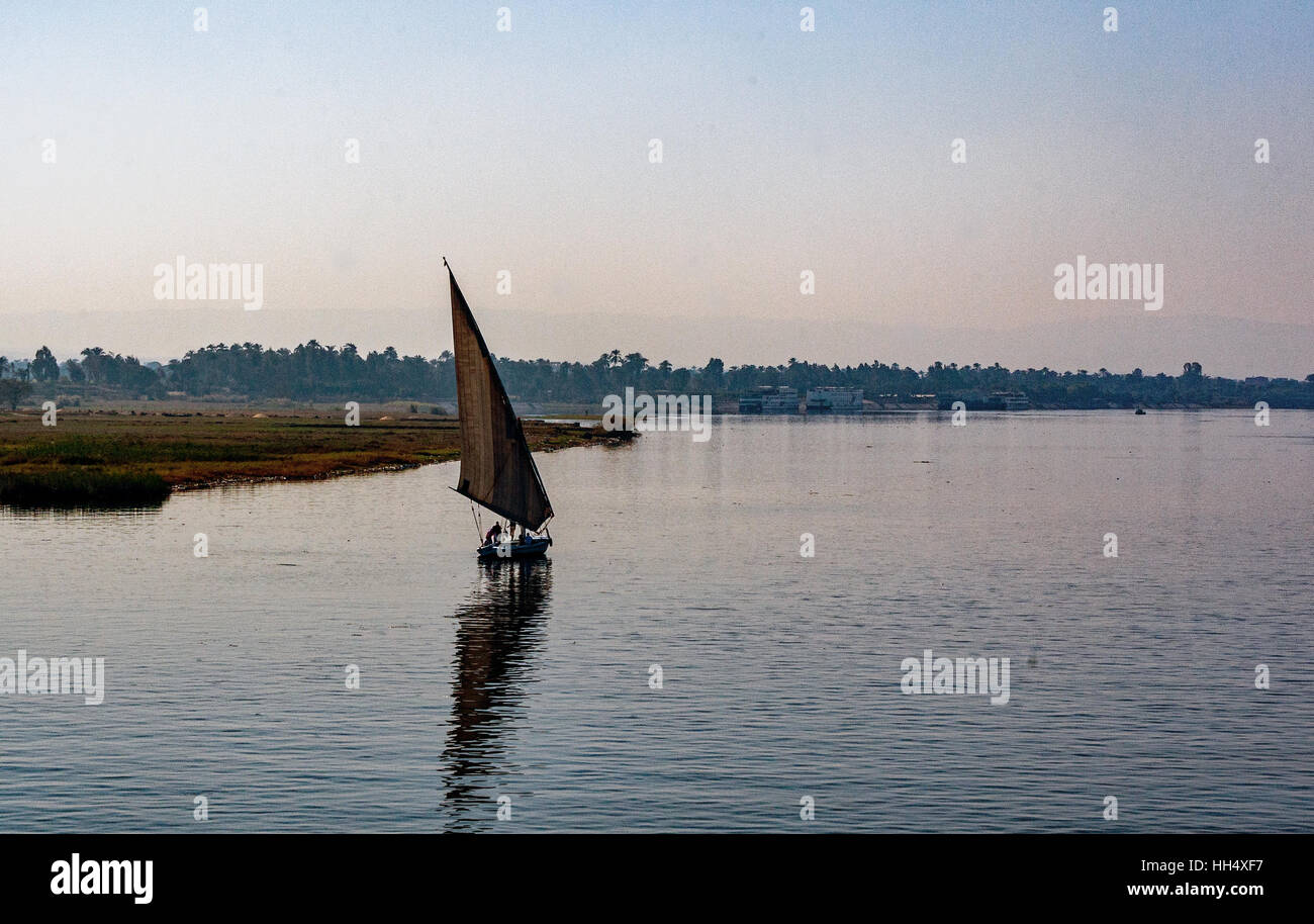 Un coucher de naviguer le long du Nil en Égypte est populaire auprès des touristes Banque D'Images