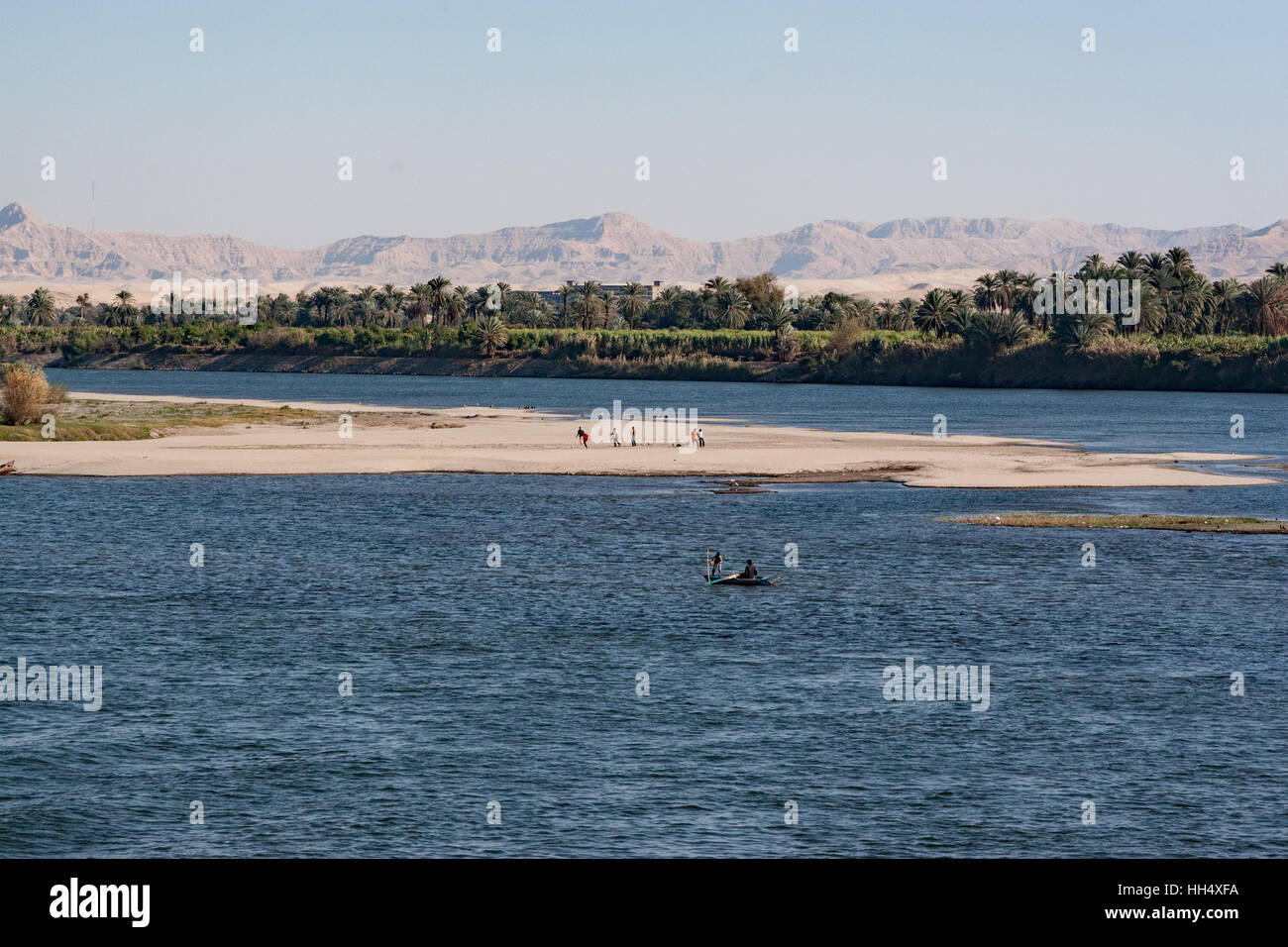 Croisières le long du Nil en Egypte voir les gens vivre leur vie quotidienne. Ici, les hommes pêchent et jouer au soccer. Banque D'Images