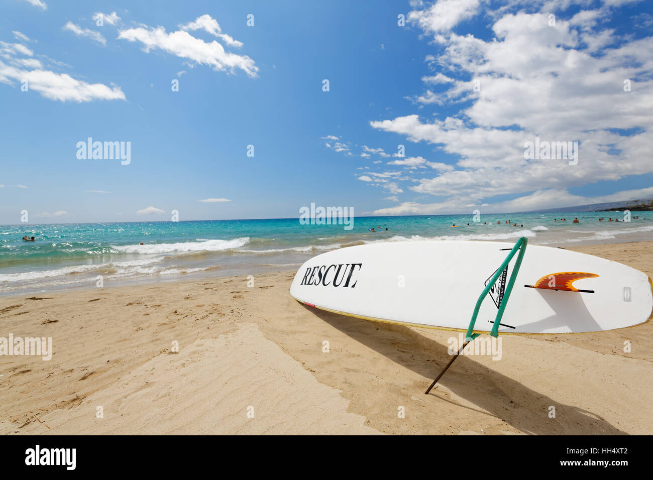 Sauveteur sauvetage surf et l'océan pacifique à l'horizon sur une plage de Hawaï Banque D'Images