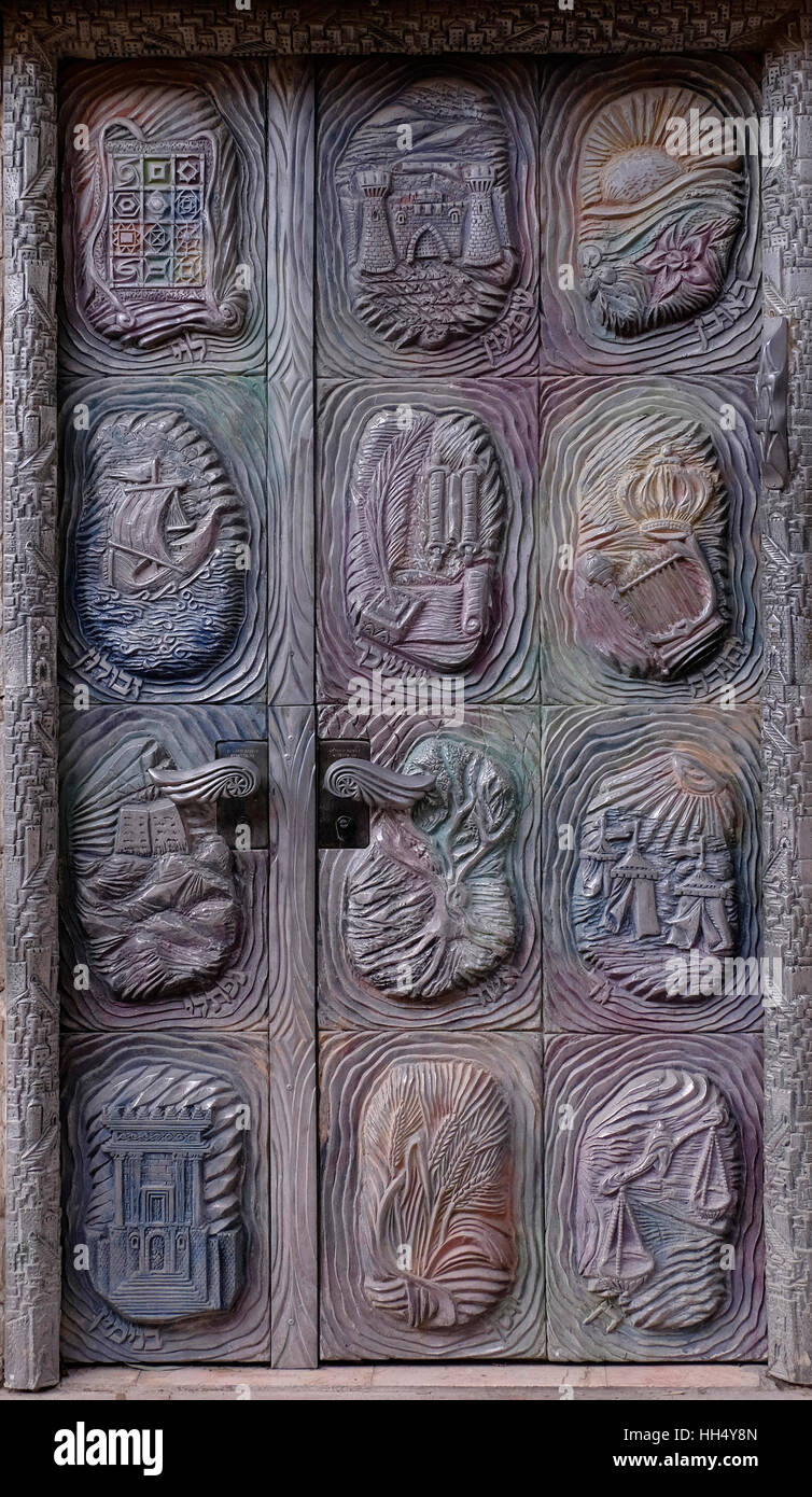 Porte décorée de Hessed Verahamim synagogue à Bela Moshe un ancien quartier cour aujourd'hui partie de Nahlaot Nachlaot ou un regroupement de 23 quartiers ancienne cour qui peuplaient la nouvelle ville après avoir quitté la ville fortifiée de Jérusalem à la fin du 19e siècle situé dans l'ouest de Jérusalem Israël Banque D'Images