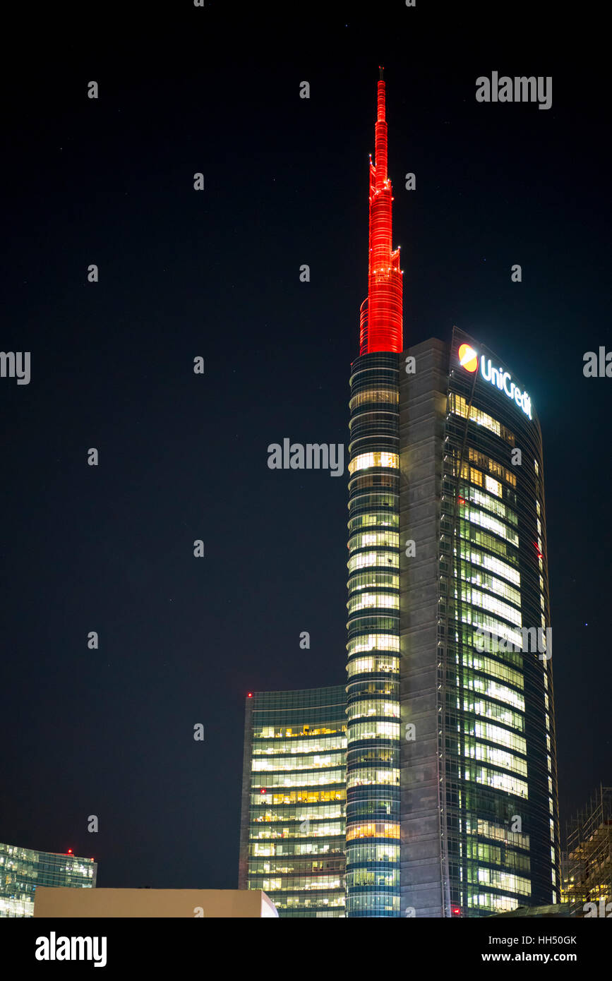Vue de nuit de la tour d'Unicredit dans Piazza Gae Aulenti. Milan. L'Italie. Banque D'Images