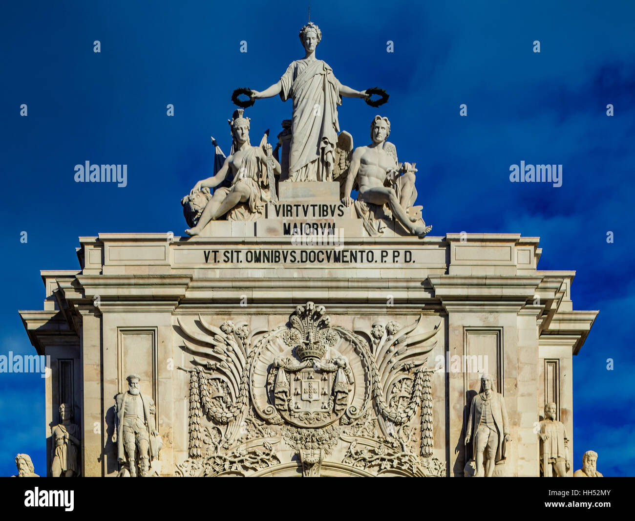 Portugal, Lisbonne, Place du Commerce, vue de la Rua Augusta Arch de statues gloire récompensant la bravoure et le génie par Celestin Banque D'Images