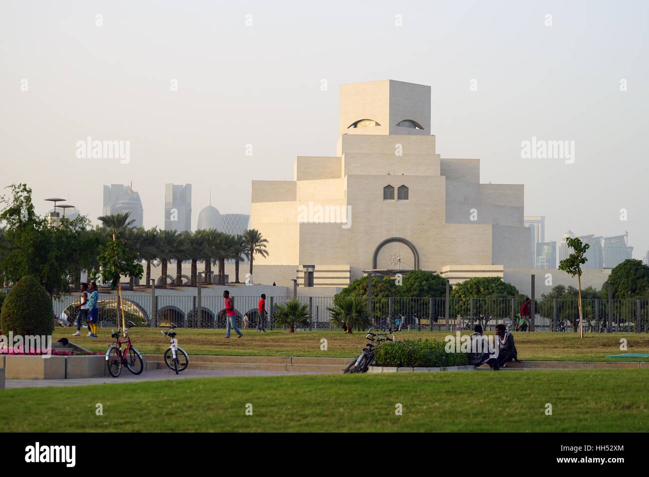 Ouvert en 2008, l'emblématique musée d'Art Islamique bâtiment conçu par l'architecte I. M. Pei est situé sur la Corniche de Doha. Banque D'Images