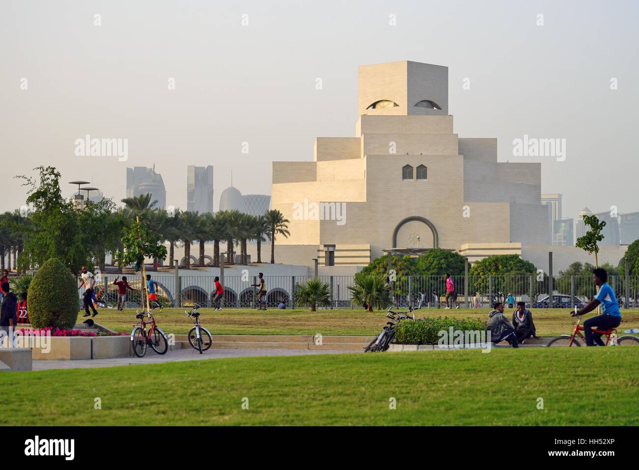 Ouvert en 2008, l'emblématique musée d'Art Islamique bâtiment conçu par l'architecte I. M. Pei est situé sur la Corniche de Doha. Banque D'Images