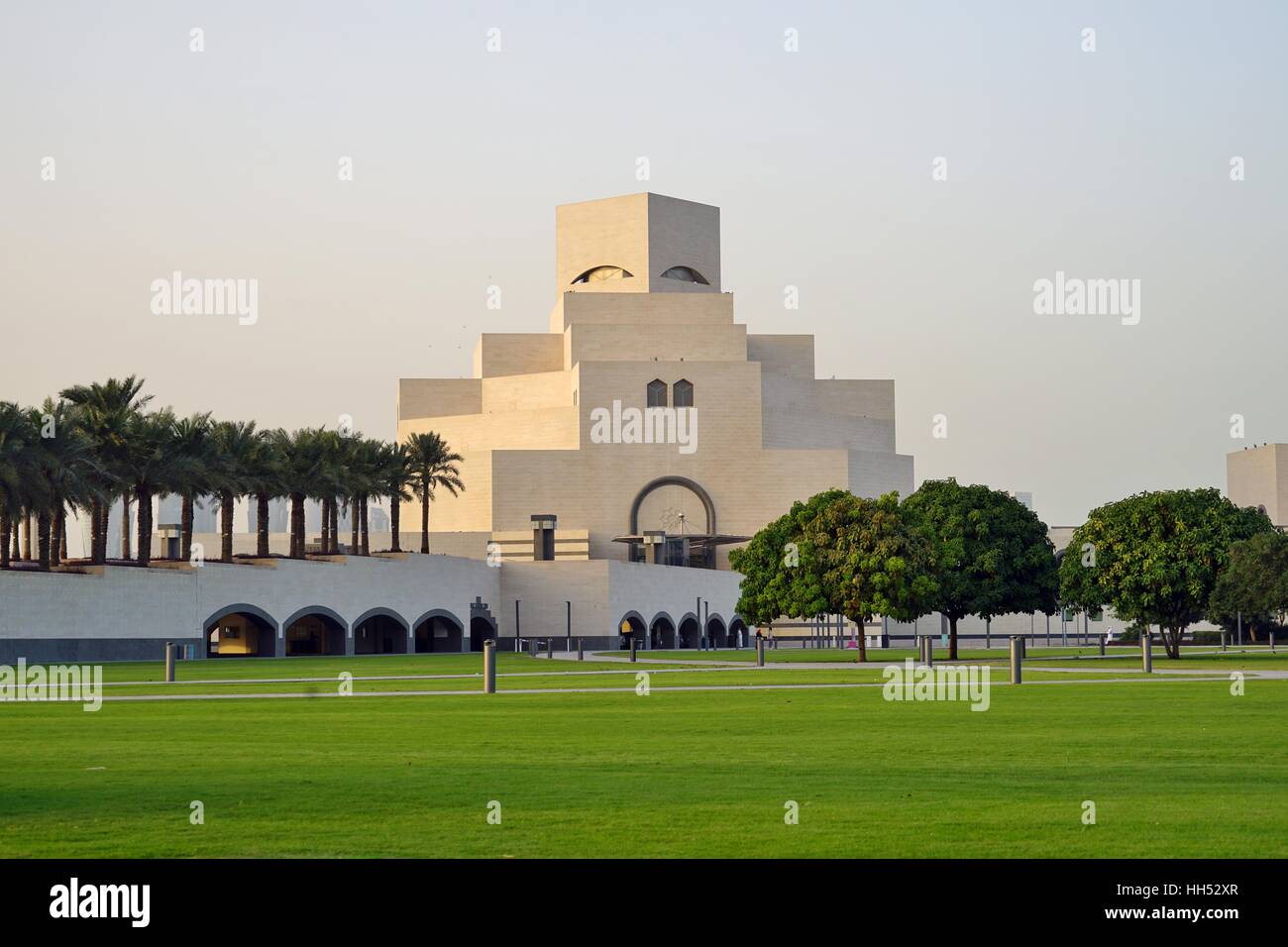 Ouvert en 2008, l'emblématique musée d'Art Islamique bâtiment conçu par l'architecte I. M. Pei est situé sur la Corniche de Doha. Banque D'Images