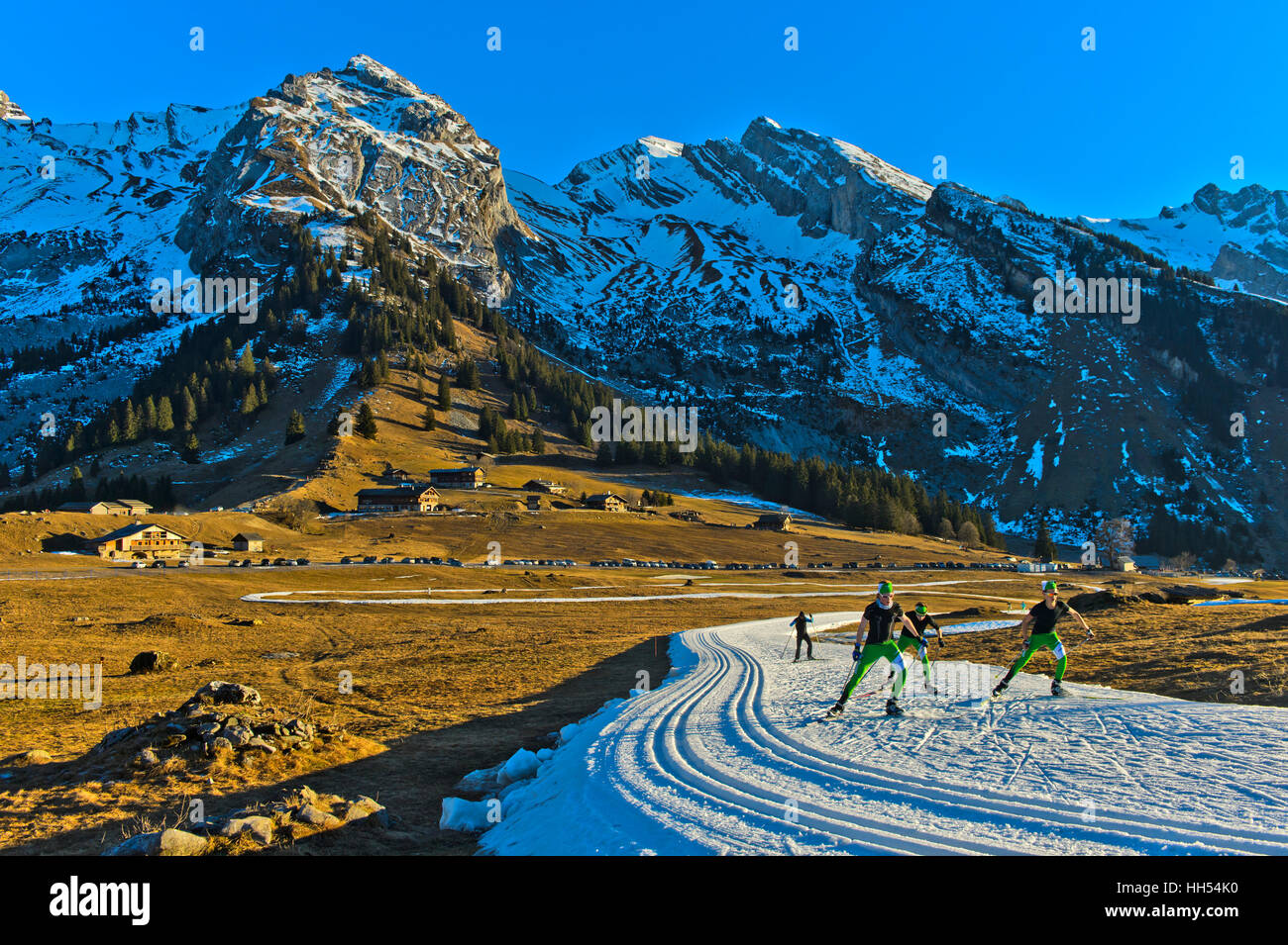 Des skieurs de pratiquer sur pistes de ski de neige artificielle, l'espace nordique des Confins à La Clusaz, France Banque D'Images