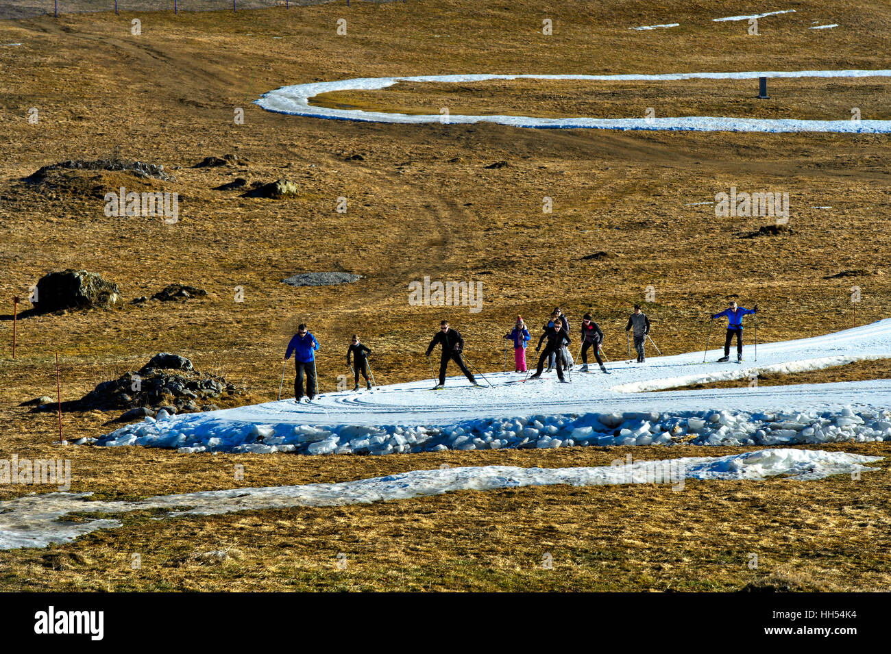 Des skieurs de pratiquer sur pistes de ski de neige artificielle, l'espace nordique des Confins à La Clusaz, France Banque D'Images Des skieurs de pratiquer sur pistes de ski de neige artificielle, l'espace nordique des Confins à La Clusaz, France Banque D'Images