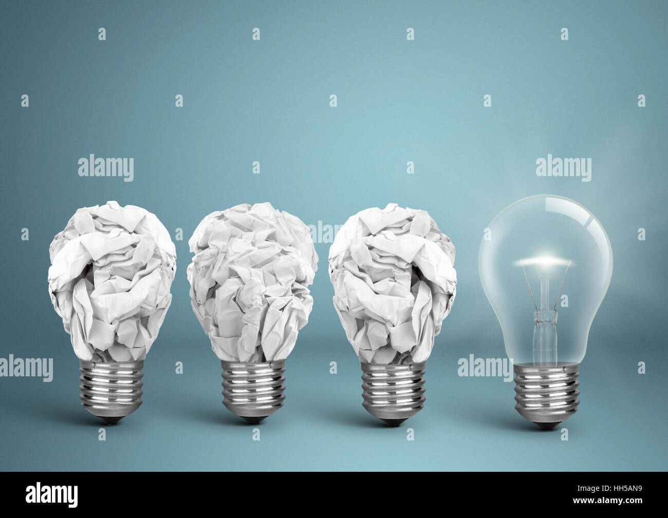 Ampoule avec papier froissé, idée concept créatif Banque D'Images