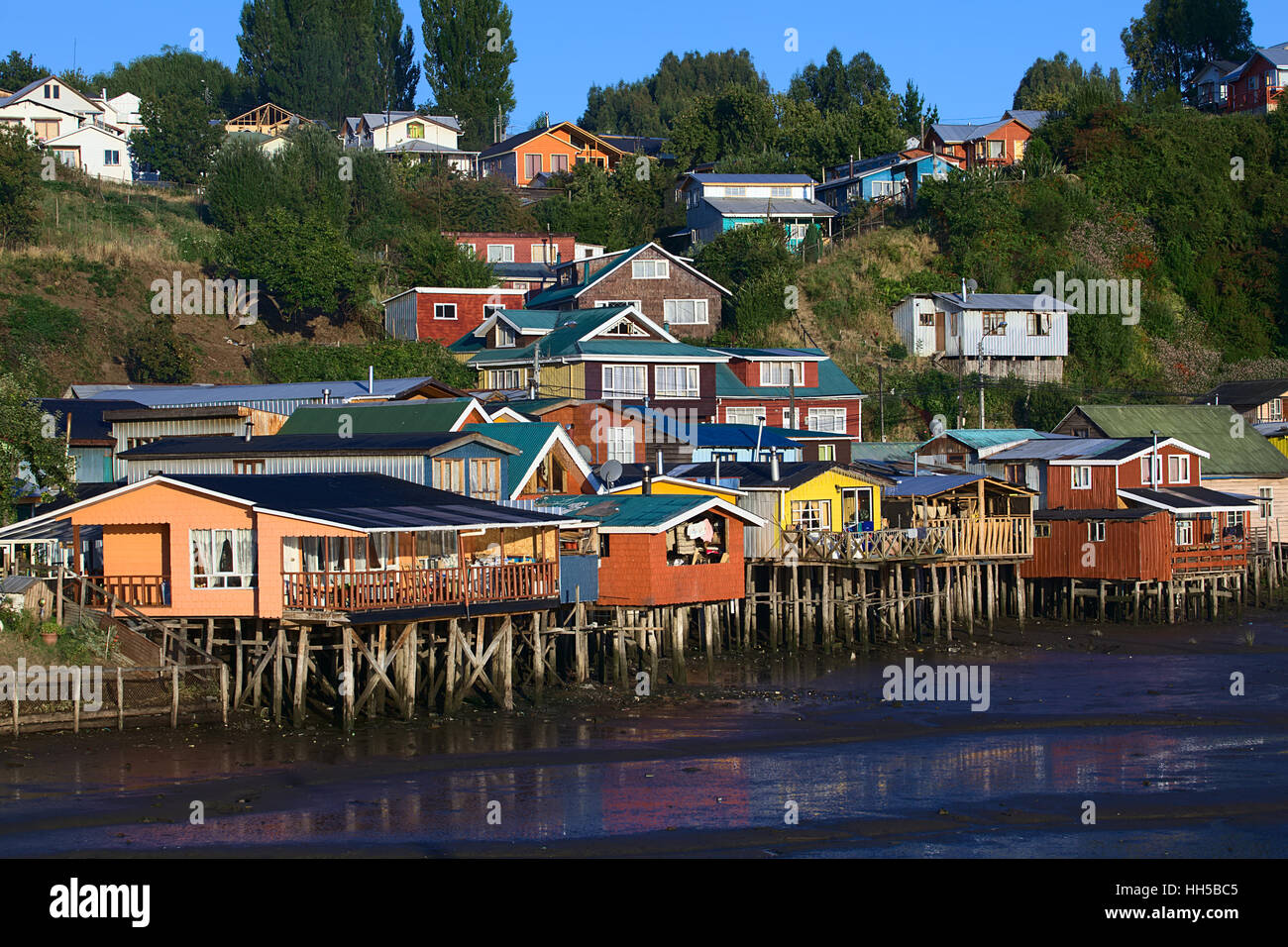 CASTRO, CHILI - 6 février, 2016 : Palafitos colorés traditionnels en bois, des maisons sur pilotis à marée basse le long de la rivière Rio de la Chacra Banque D'Images