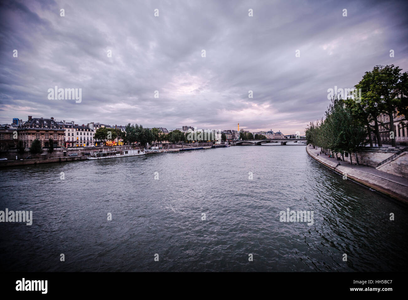 La Seine avec la Tour Eiffel au coucher du soleil à Paris Banque D'Images