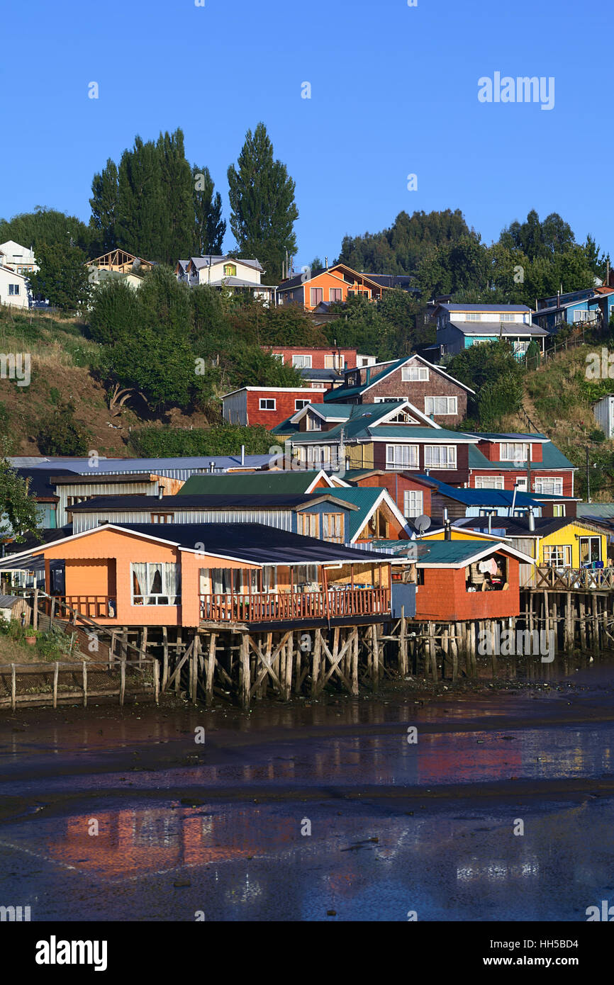 CASTRO, CHILI - 6 février, 2016 : Palafitos colorés traditionnels en bois, des maisons sur pilotis à marée basse le long de la rivière Rio de la Chacra Banque D'Images