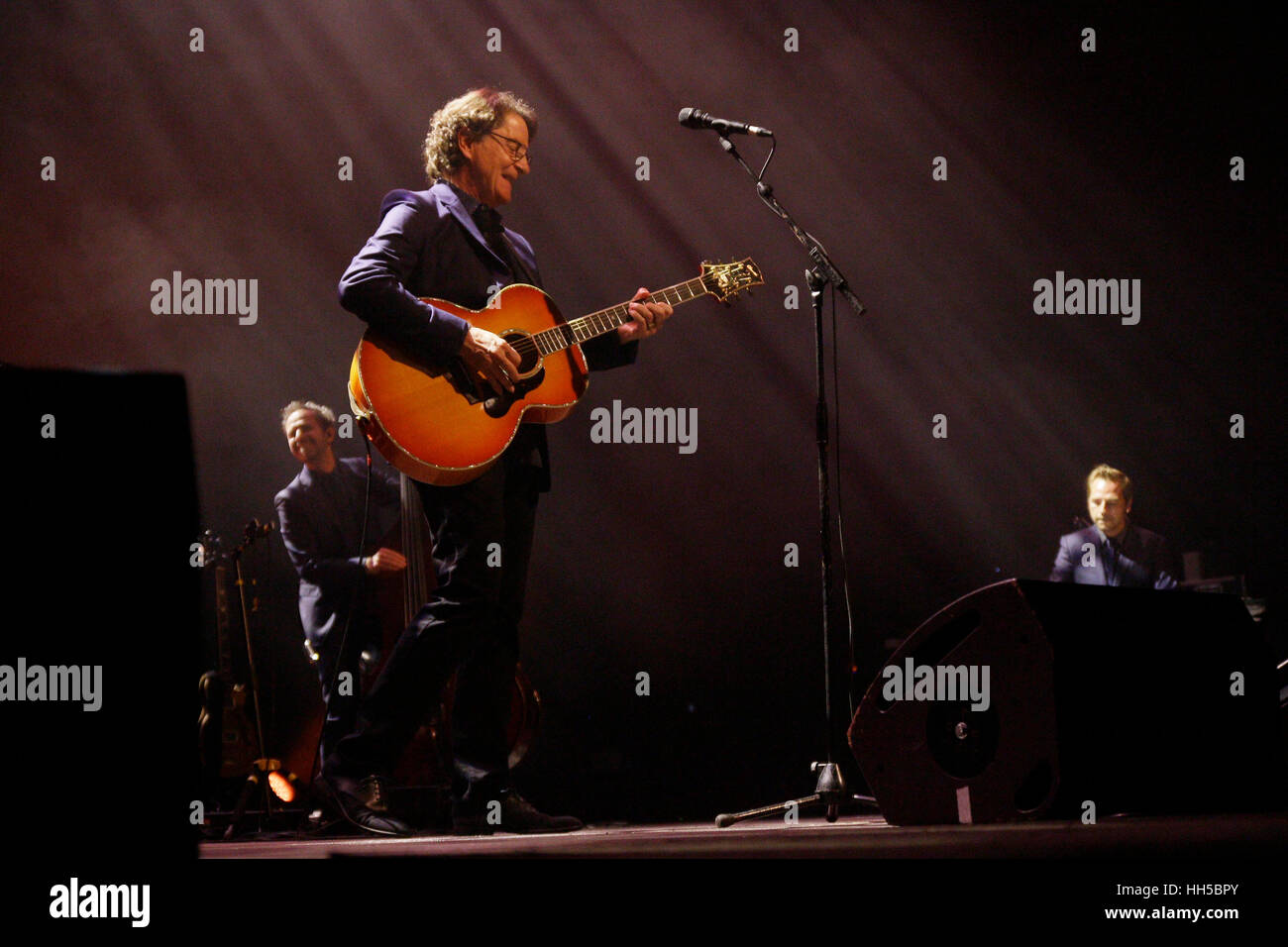 Francis Cabrel est un chanteur-compositeur-interprète et guitariste français. Banque D'Images