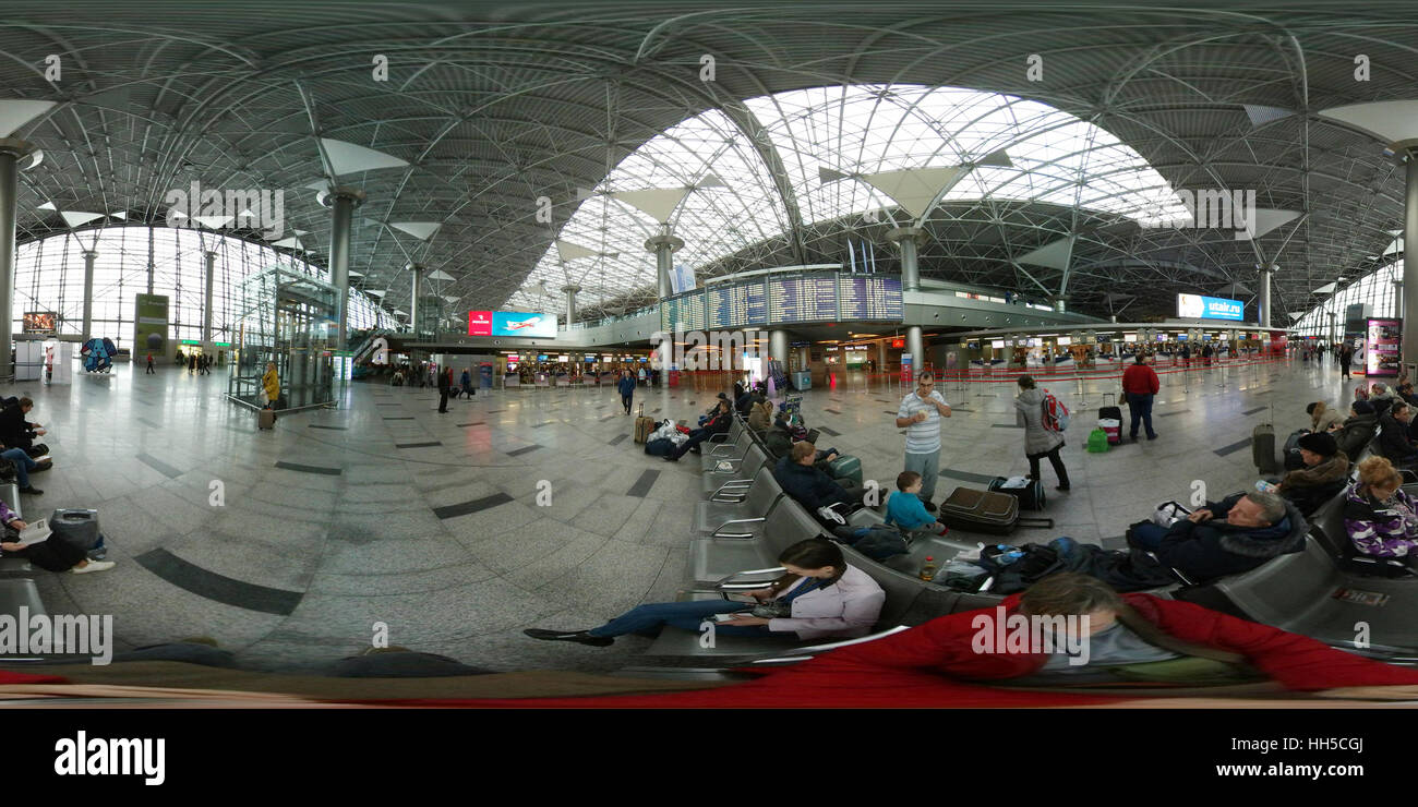 Les passagers dans l'aéroport de Vnukovo Banque D'Images