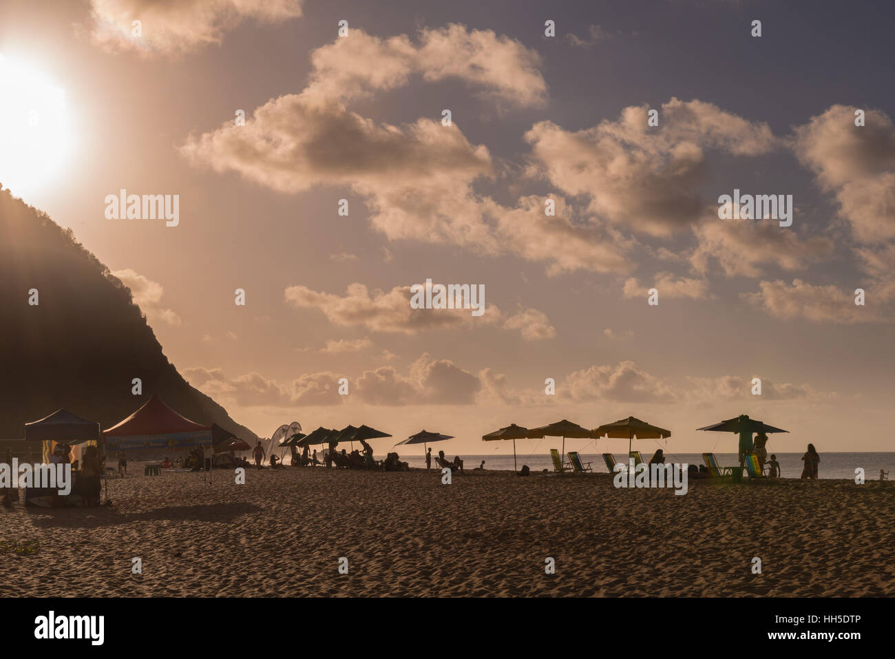 La vie sur la plage Praia da Conceicao', parasols, stand de fruits, 'l'île de Fernando de Noronha' , Océan Atlantique, Pernambuco, Brésil Banque D'Images