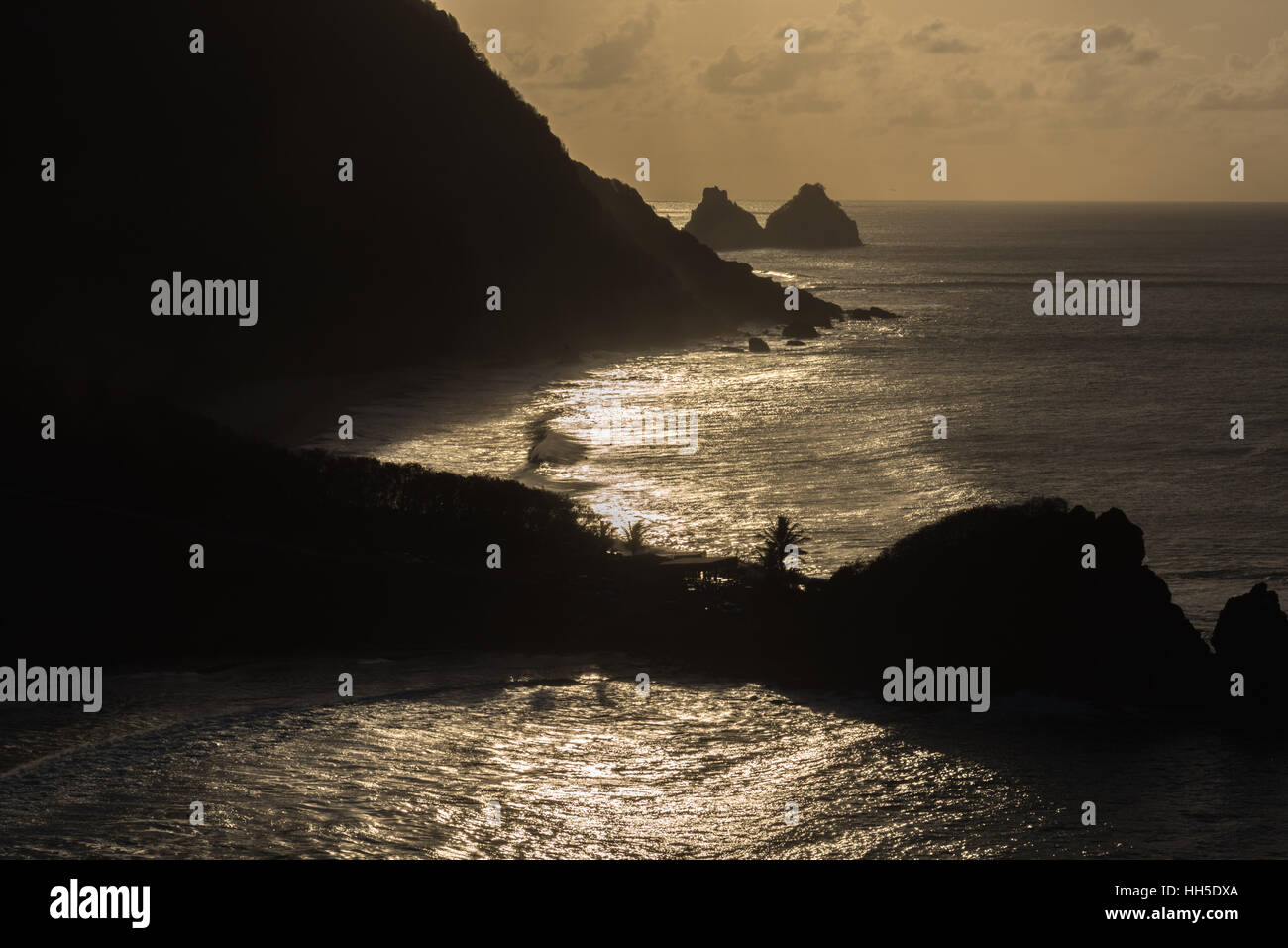 Spectaculaire coucher de soleil derrière le rocher "orro do Pico', 'l'île de Fernando de Noronha' , Océan Atlantique, Pernambuco, Brésil Banque D'Images