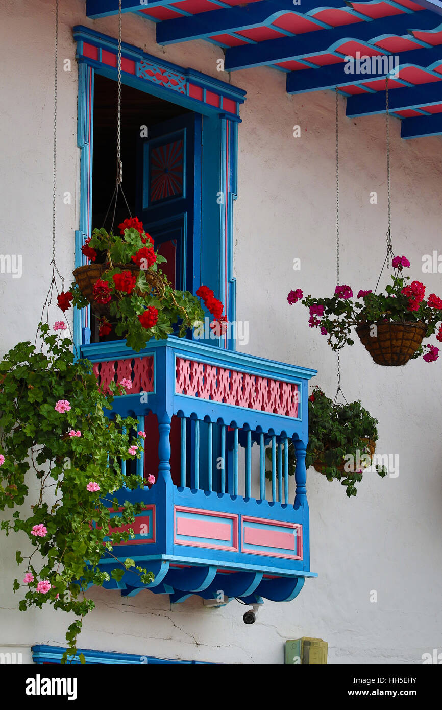 La Colombie, Salento, l'Amérique du Sud, ses détails architecturaux d'un balcon avec des fleurs colorées Banque D'Images