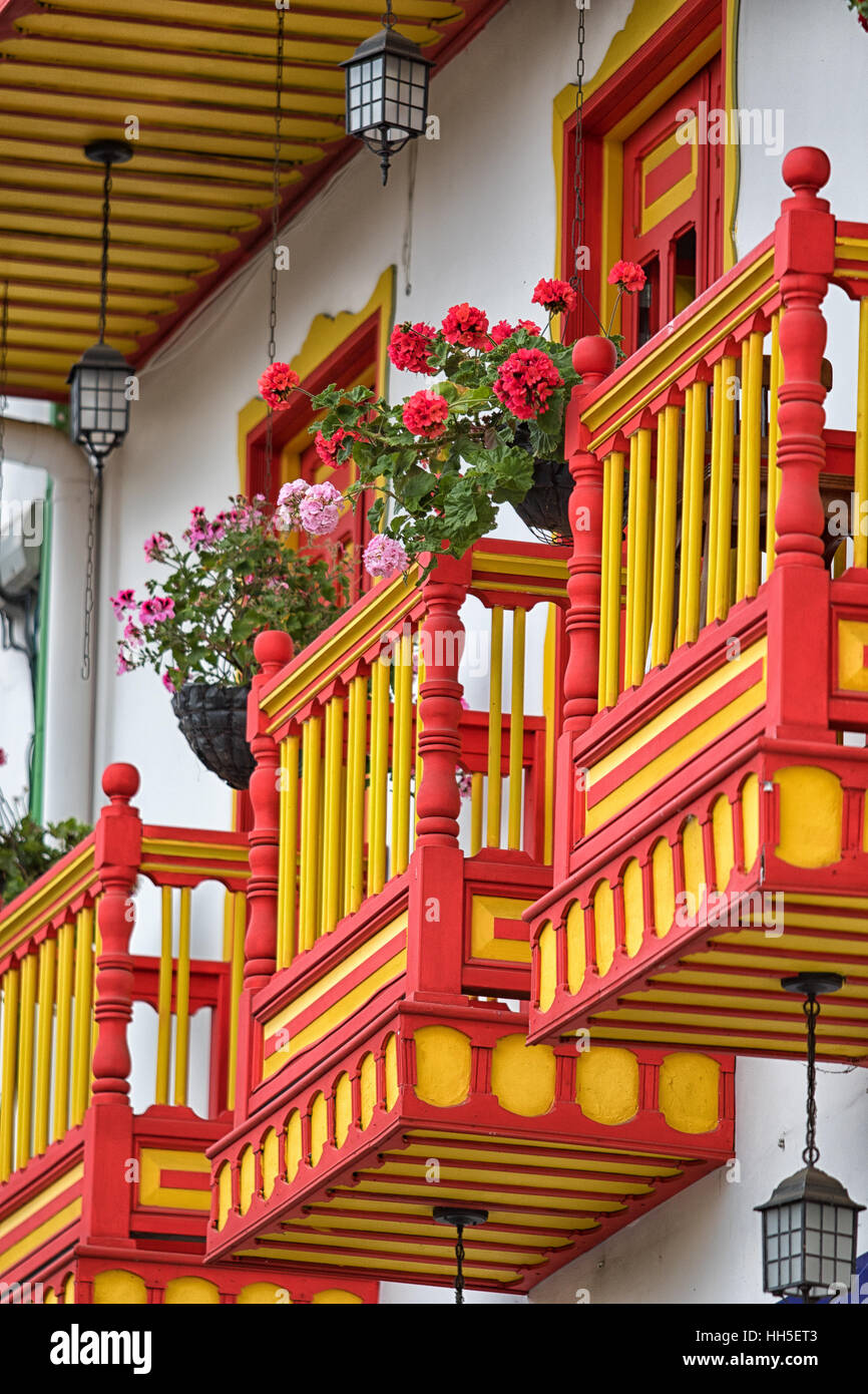 Le rouge et le jaune des balcons coloniaux en Colombie Banque D'Images