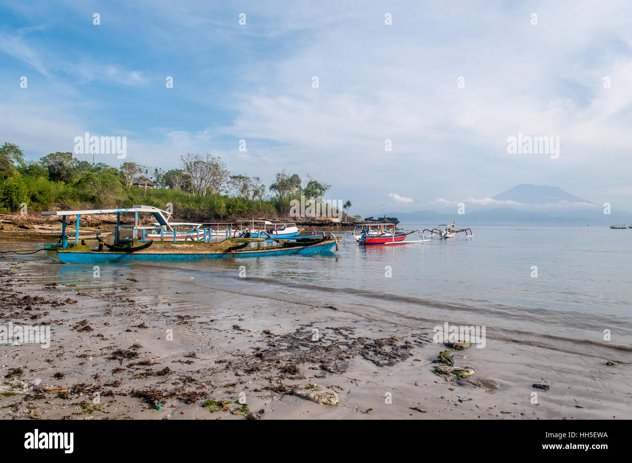 Les bateaux de plongée et traditionnelles, champignons, Lembongan, Bali, Indonésie Banque D'Images